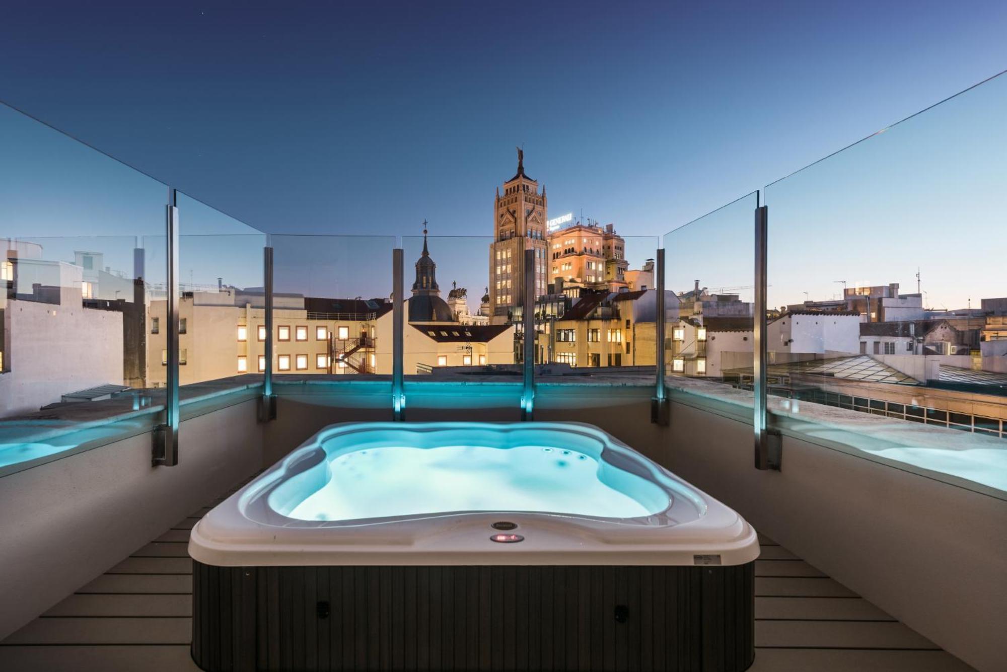 Camera Matrimoniale Superior con Terrazza e Vasca Idromassaggio